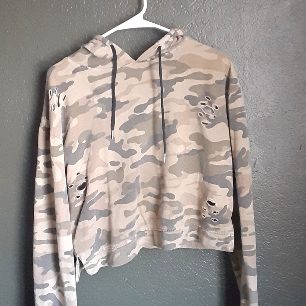 Camo print crop hoodie